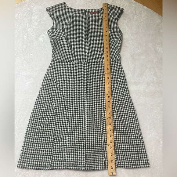 Merona Sz Small Black & White Cap Sleeve Dress. Back zipper. Flared back skirt - Picture 5 of 8